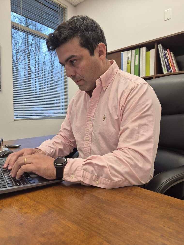 Christian French trabajando en su escritorio